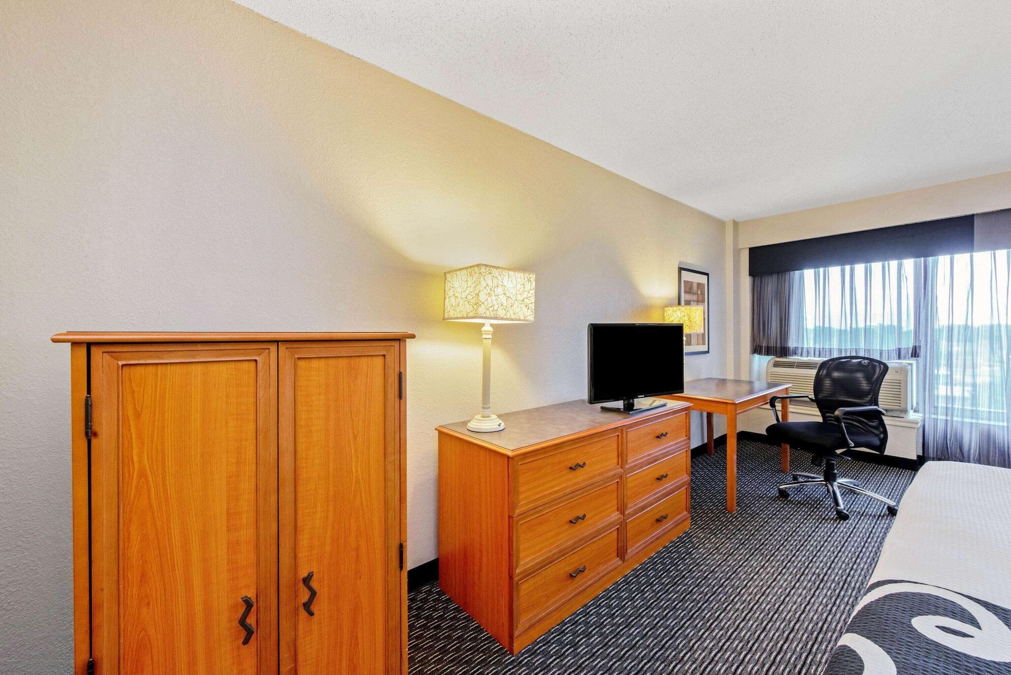 La Quinta By Wyndham New Orleans Airport Hotel Kenner Exterior photo